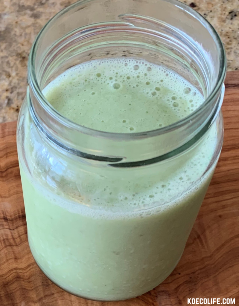 DISEASE-FIGHTING-AND-FIBER-RICH-BANANA-SPINACH-GREEN-SMOOTHIE|green-smoothie-full-jar-website-banana-spinach-natural-olivewood-board-conure-life-ginger-lime|ko-ecolife|the-powch
